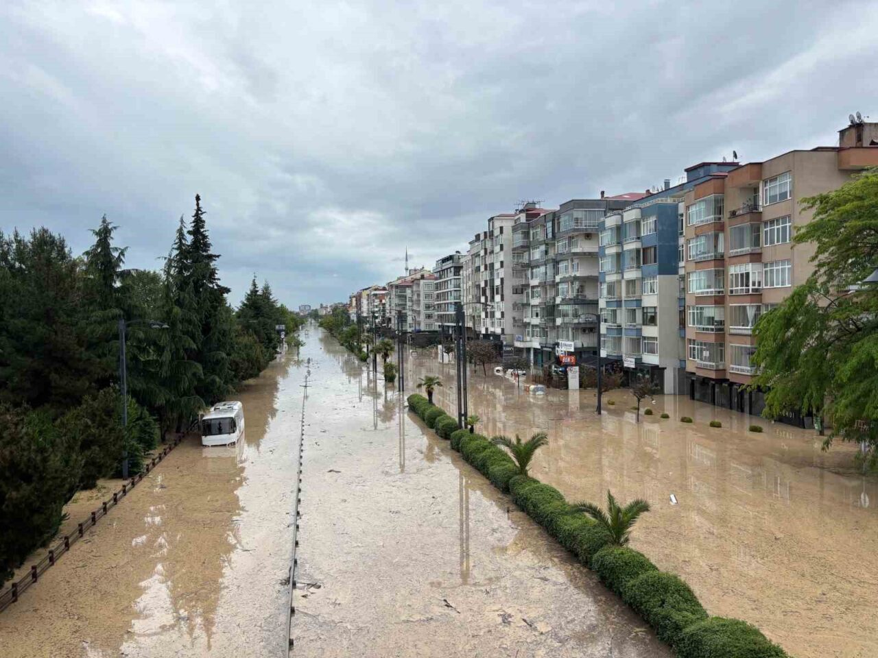 Trabzon’da eski devlet sahil yolu sular altında