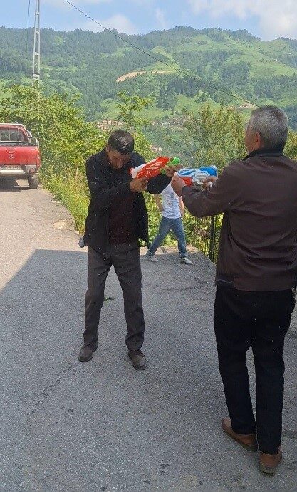 Trabzon’da gülümseten anlar: Amcaların su savaşı