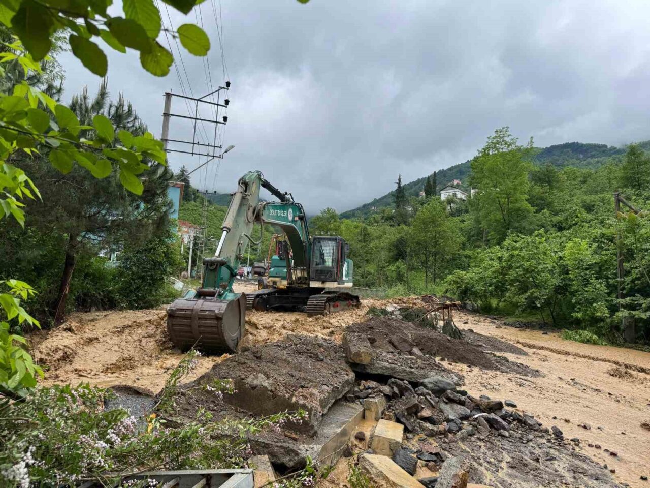 Trabzon’da şiddetli yağışlar sonrasında kaybolan yaşlı şahsı bulmak için çalışma başlatıldı