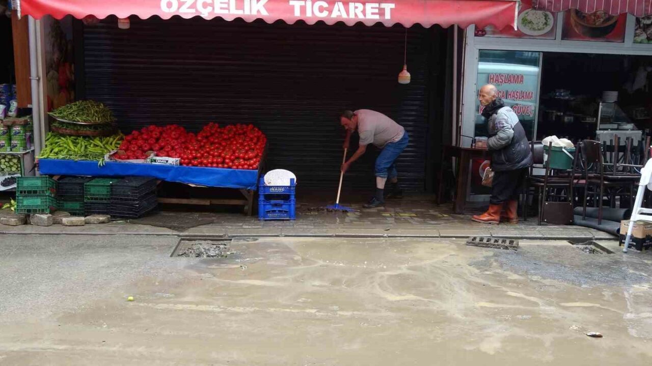 Trabzon’da sular çekilmeye, esnaf da temizliğe başladı