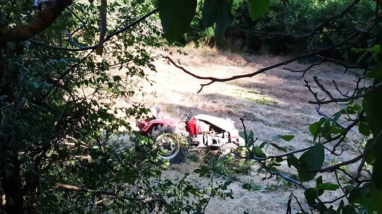 Traktör şarampole yuvarlandı: Dede hayatını kaybetti, eşi ve torunları yaralı