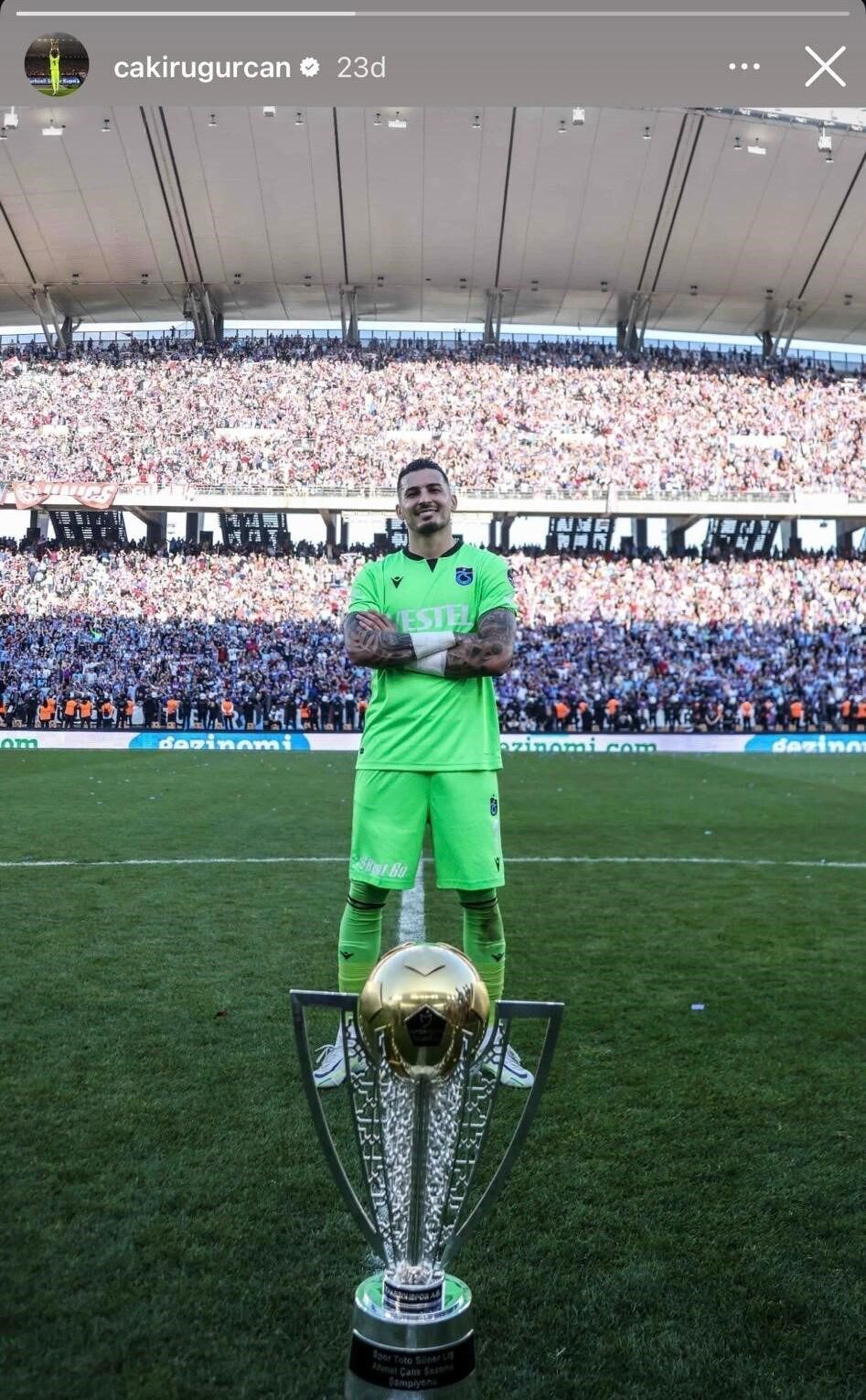 Uğurcan Çakır’dan transfer iddialarına şampiyonluk kupalı yanıt