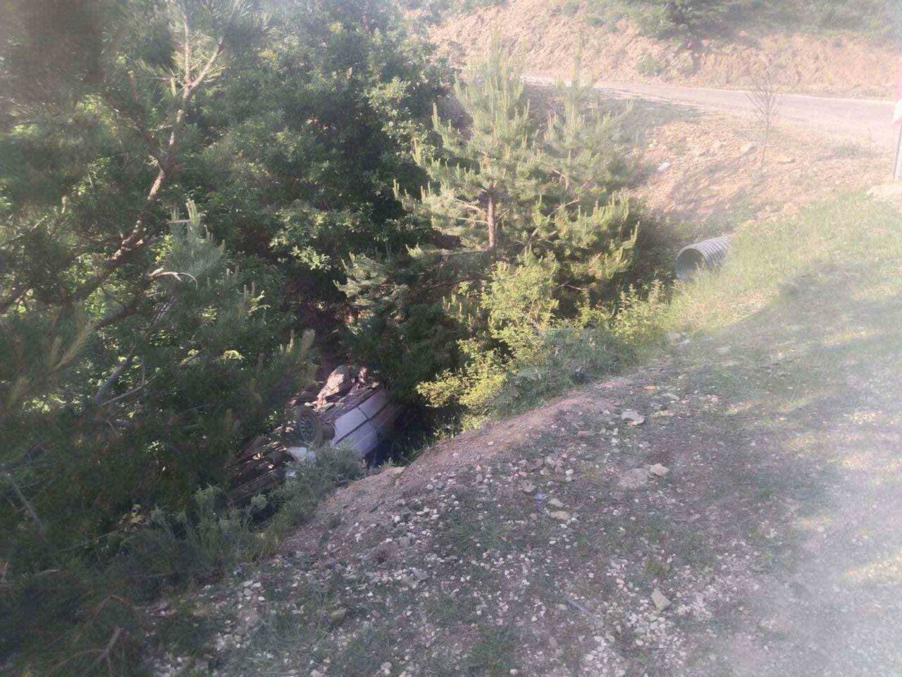 Virajı alamayan otomobil şarampole yuvarlandı: 3 yaralı