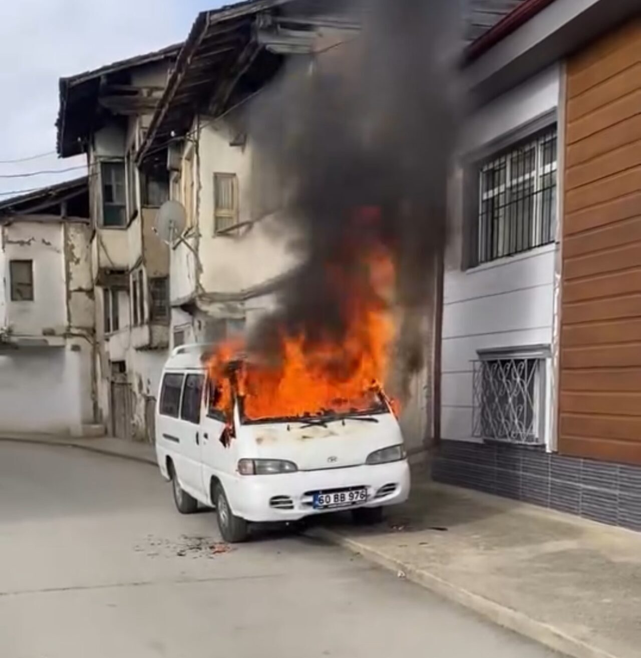 Yanan minibüs alev topuna döndü