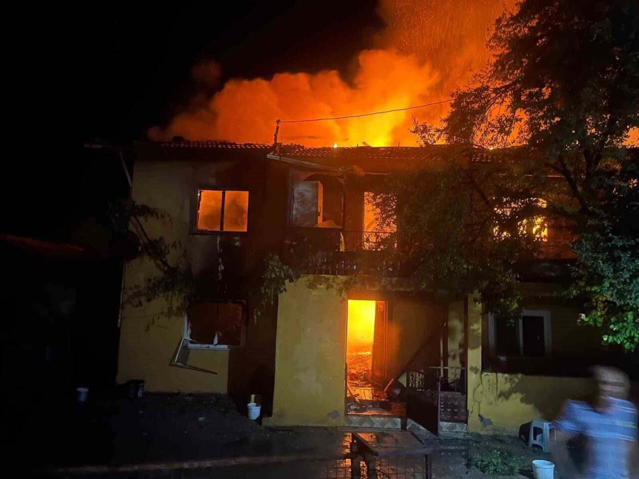 Yaşlı kadının 2 katlı evi küle döndü