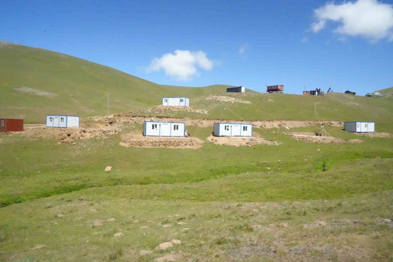 Yaylayı bir gecede konteynerler ile doldurdular