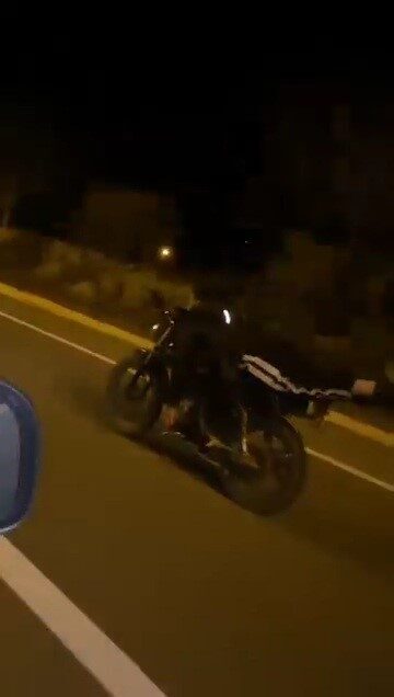 Yüzüstü yatarak motosiklet kullandı