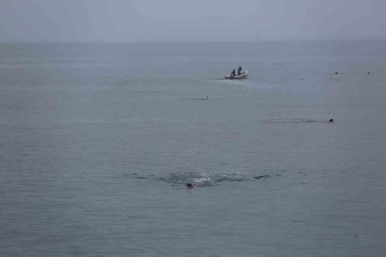 15 Temmuz için Karadeniz’de 4 kilometre boyunca yüzdüler