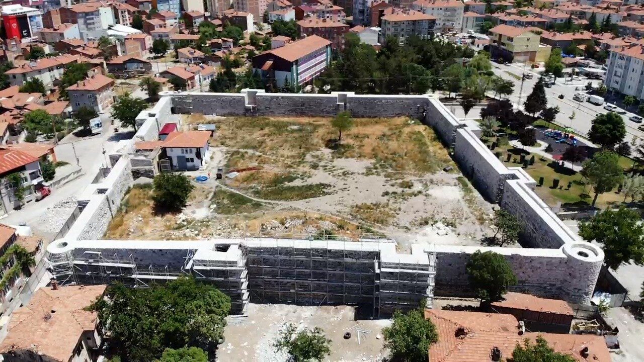 2010 yılına kadar insanların yaşadığı tarihi kalede restorasyon çalışmaları sürüyor