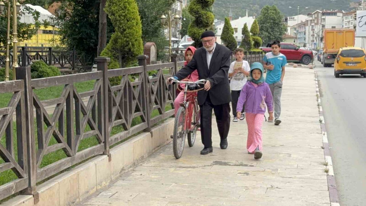 80’lik dede torunlarını Kur’an öğrensin diye her gün bisikletiyle camiye götürüyor