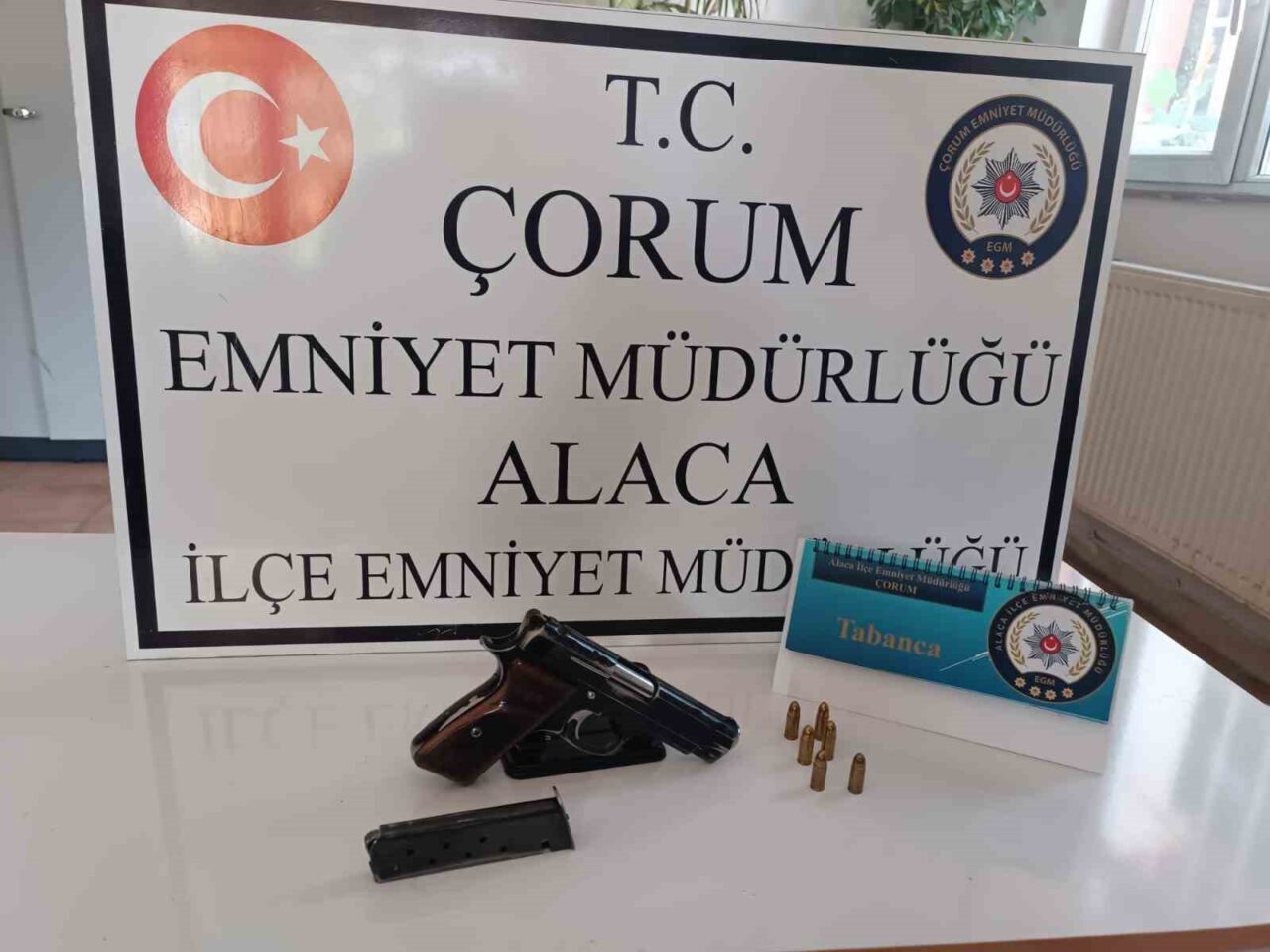 Alaca’da trafik denetiminde ruhsatsız silah ele geçirildi