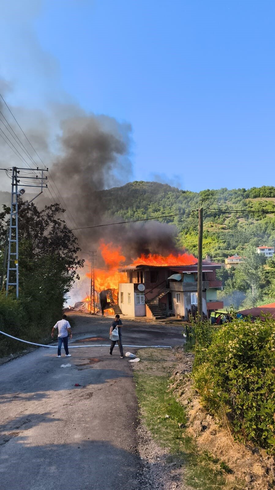 Alevlere teslim olan ev küle döndü: 1 eşek telef oldu