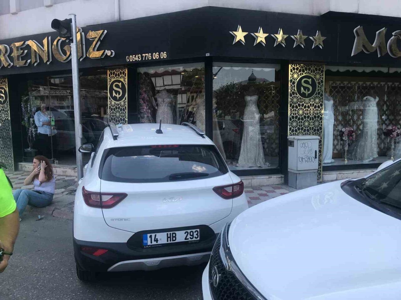 Amasya’da kaza yapan aracın vitrine çarptığı anlar kamerada