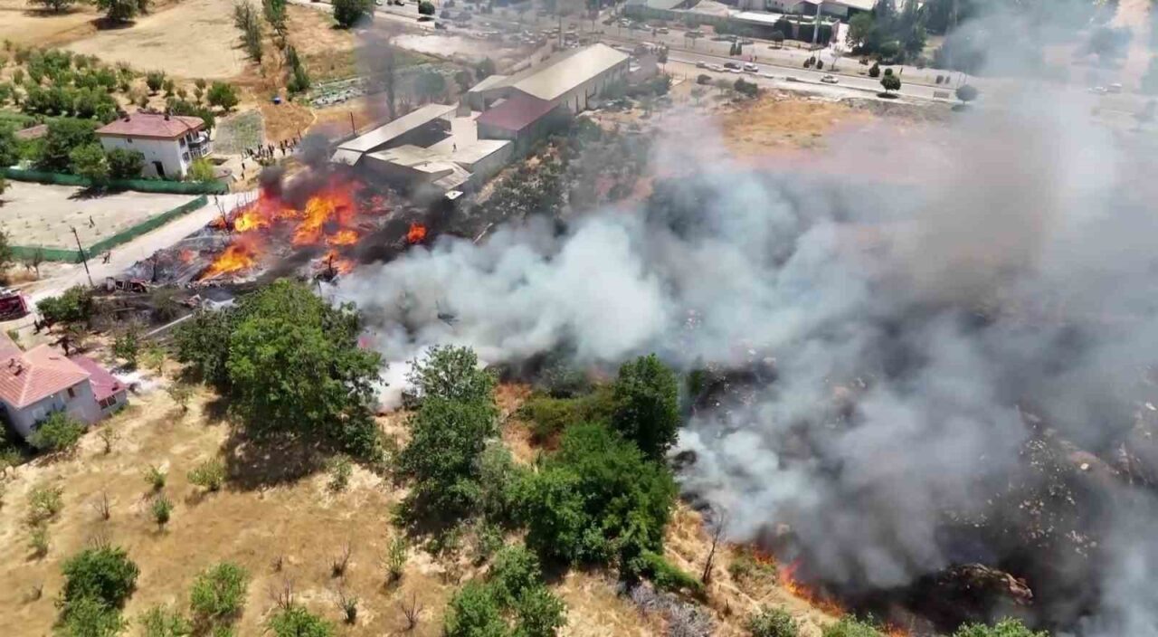 Amasya’da kereste deposu ve ev alev alev yandı