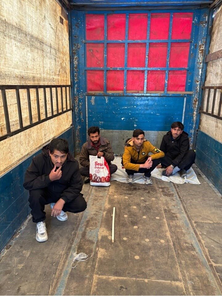 Amasya’da tırın dorsesinde 4 kaçak göçmen yakalandı