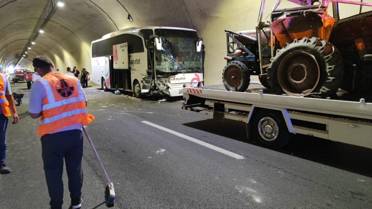 Amasya’da tünelde yolcu otobüsüyle traktör çarpıştı: 1 yaralı