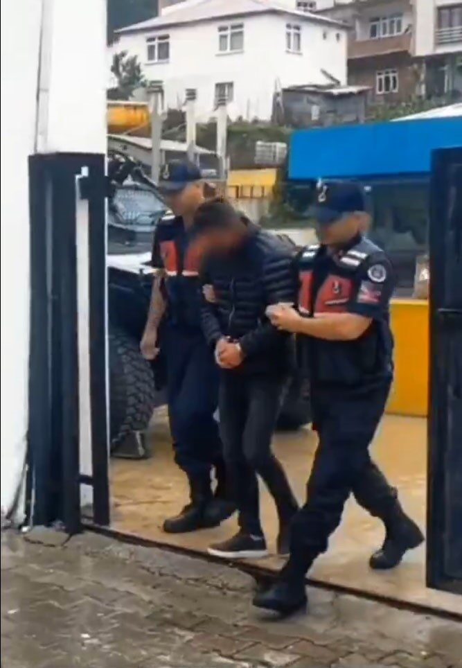 Aracı torpidoya ayaklarını uzatarak kullanan sürücü gözaltına alındı