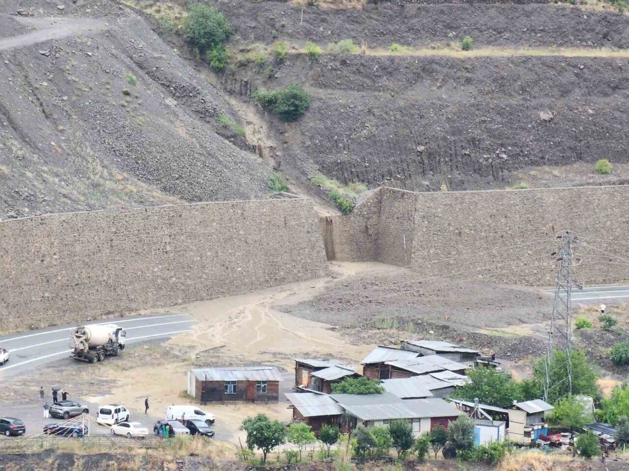 Artvin’de heyelan: Yol trafiğe kapandı