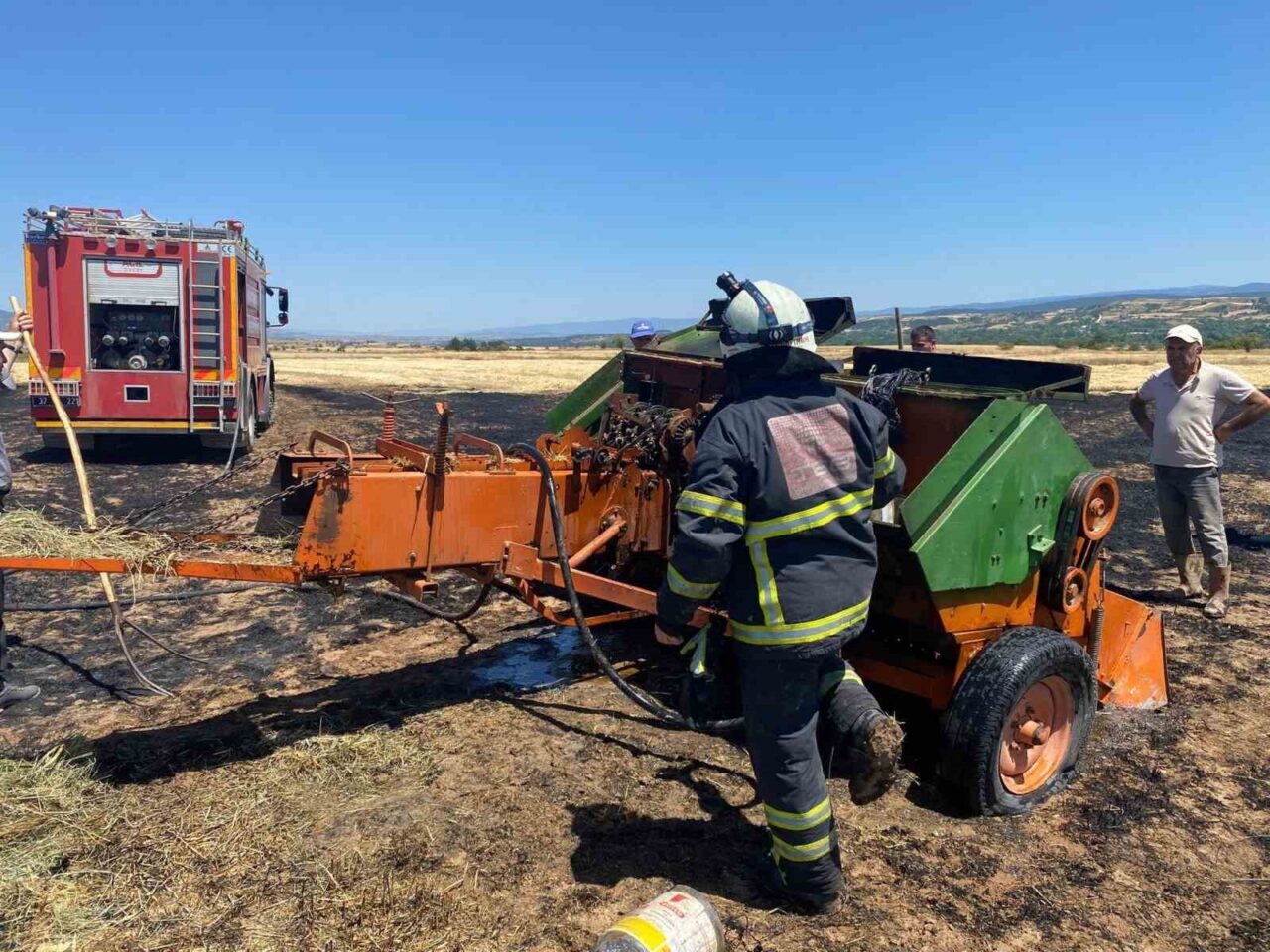 Balya makinesinde çıkan yangın tarlaya sıçradı, ekiplerin müdahalesiyle söndürüldü