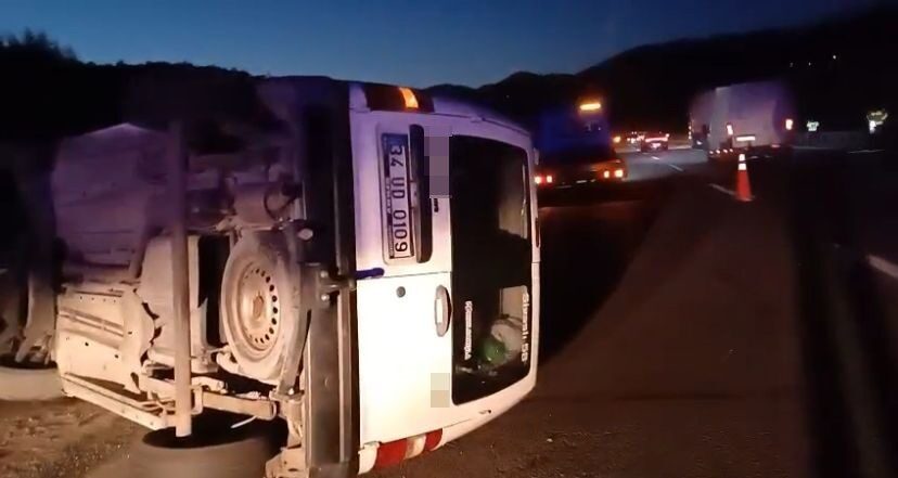 Bariyerlere çarpan araç yan yattı