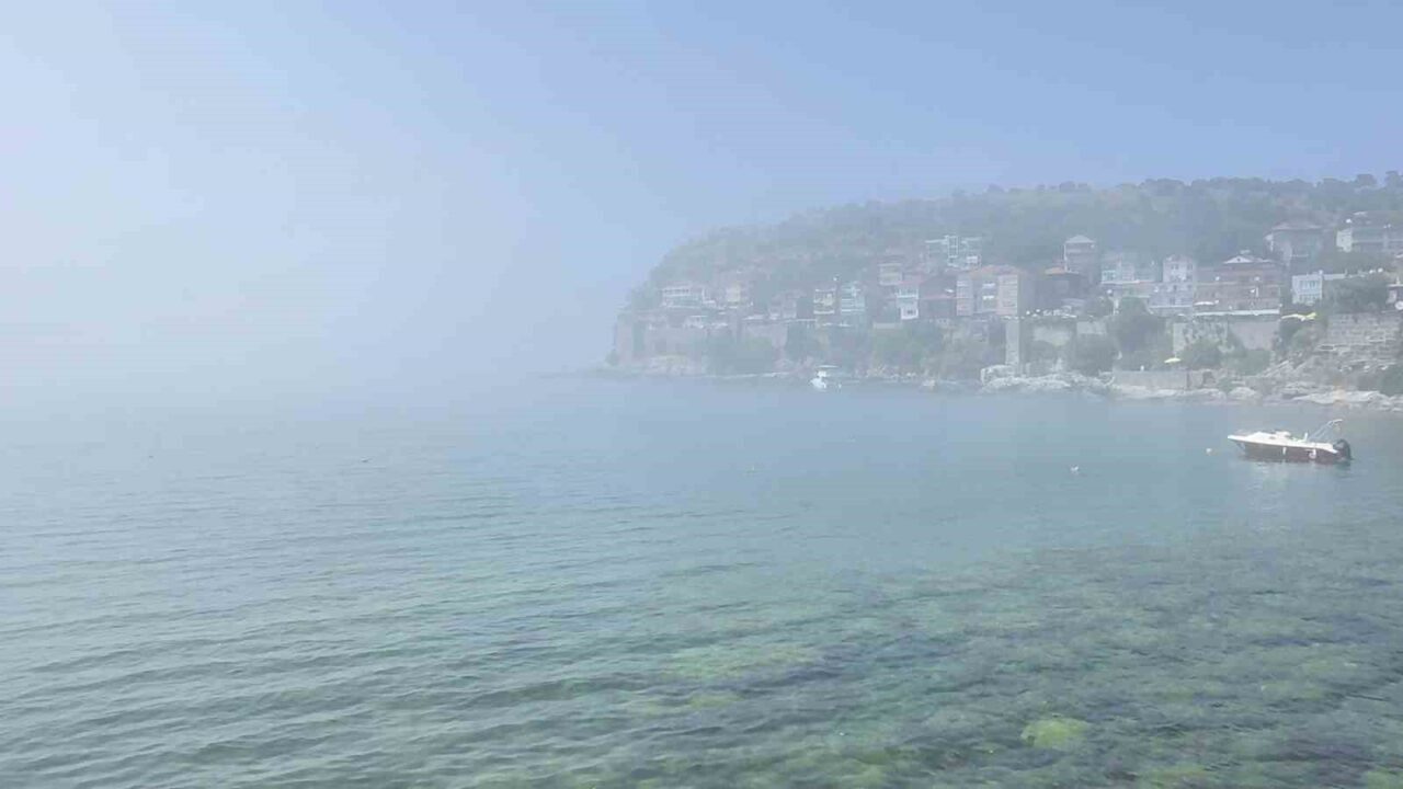 Bartın’da sıcak hava Amasra’da sis