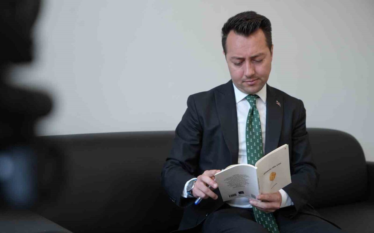 Bayburt tapu müdürü hem okuyor hem yazıyor: Genç müdür 8 üniversite bitirdi 9 şiir kitabı yazdı