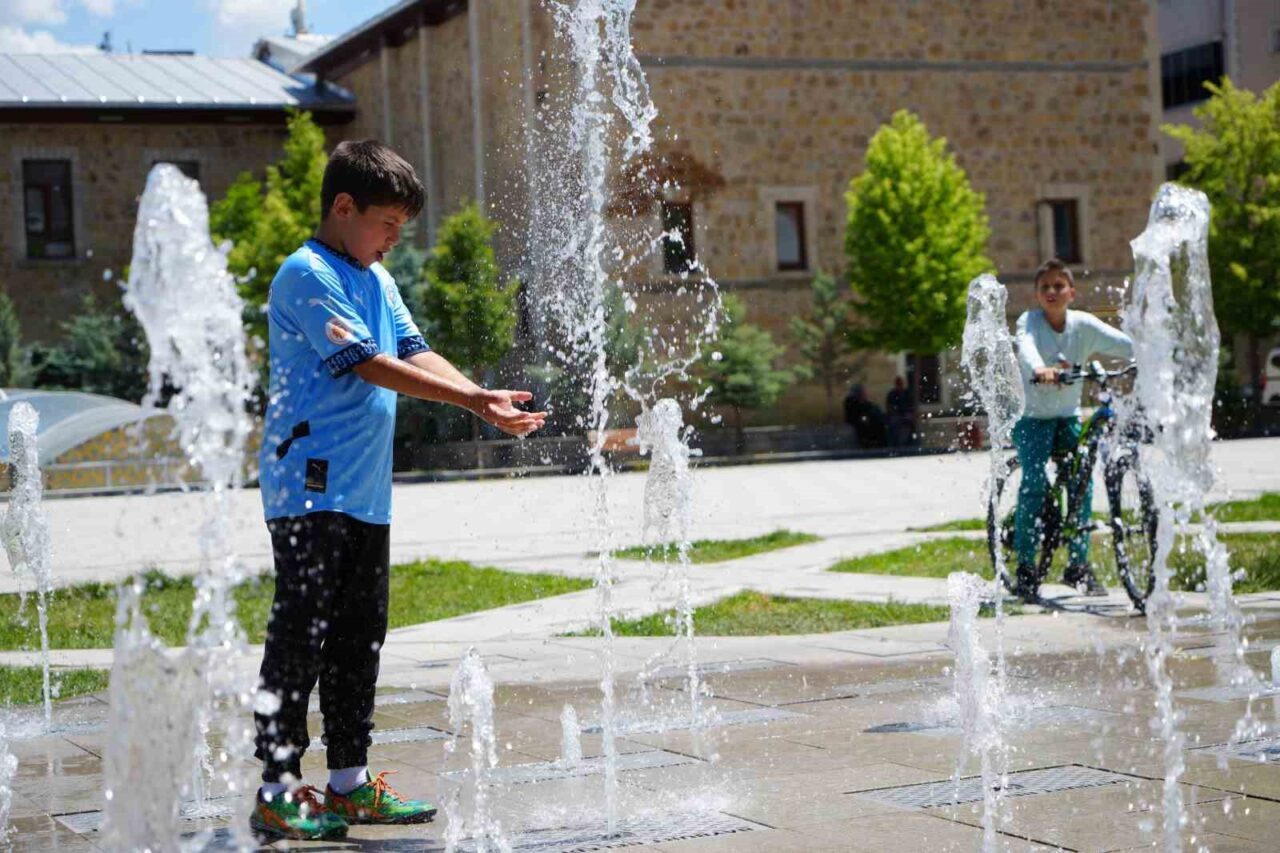 Bayburt’a yaz sonunda geldi: Kimisi fıskiyeyle ıslanarak kimisi dondurma yiyerek kimisi de çeşme başında su içerek serinlemeye çalıştı