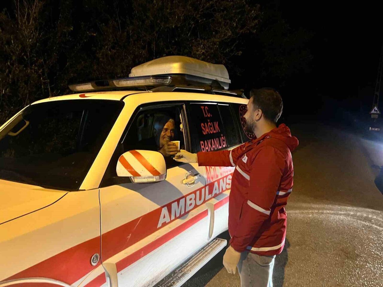 Bayburt’ta Kızılay gönüllüleri arama ekiplerine ikramlarla destek oldu