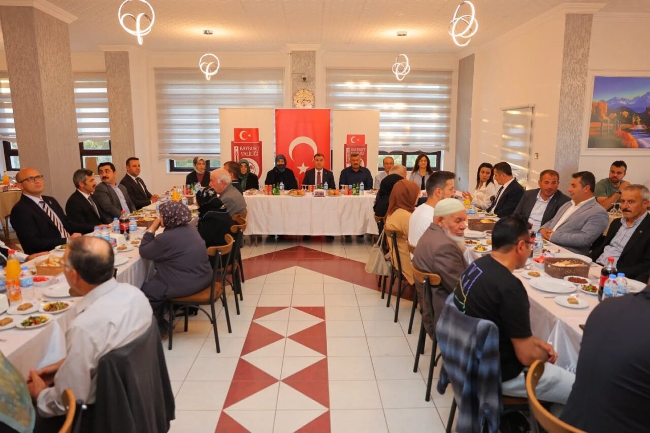 Bayburt’ta şehit aileleri ve gaziler onuruna yemek programı düzenlendi