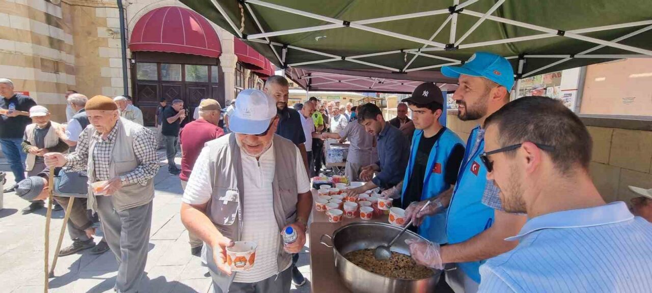Bayburt’ta vatandaşlara aşure ikram edildi
