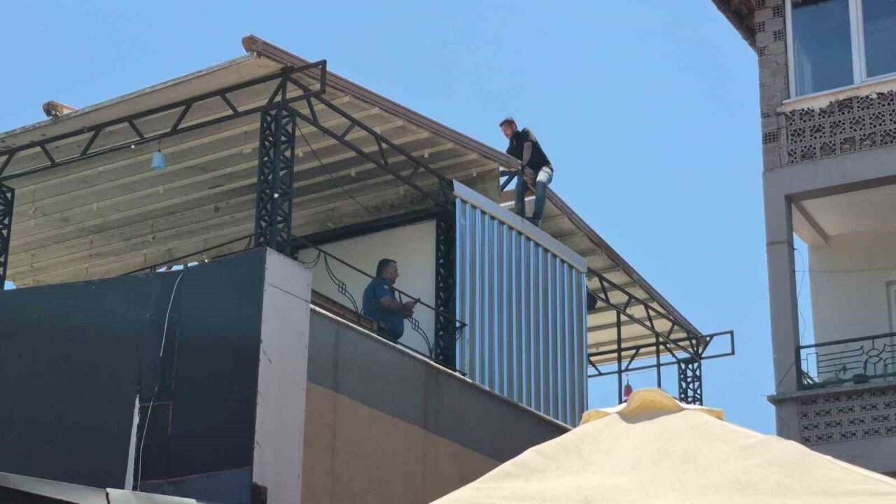 Belediye başkanı ile görüşmek isteyen kişi çatıya çıktı