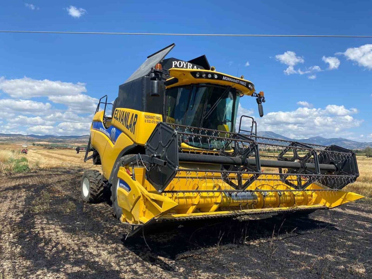 Biçerdöver elektrik hattına çarptı, çıkan kıvılcımlar 13 dönüm buğdayı küle çevirdi