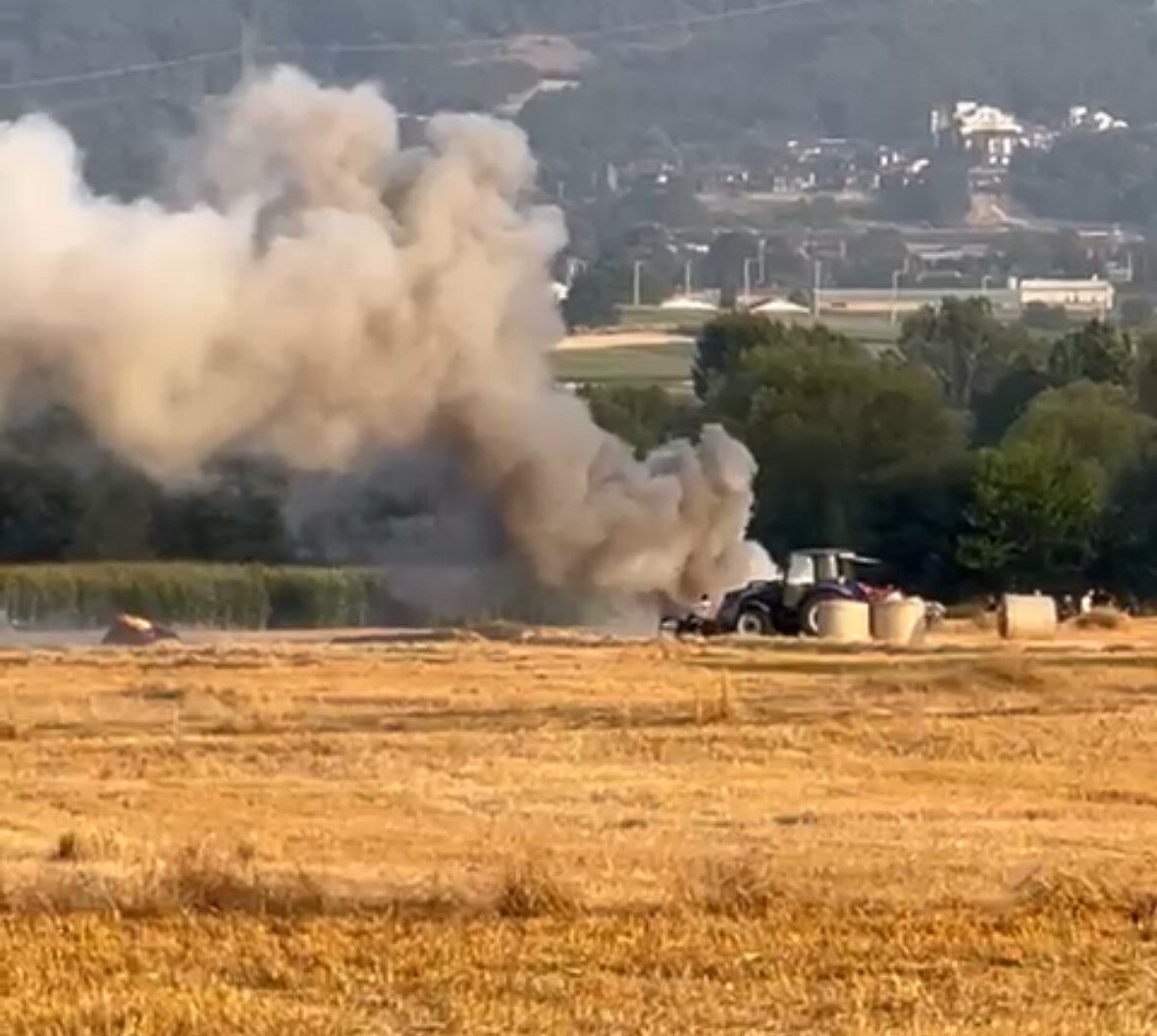 Bolu’da balya makinesi yandı, tarlada anız yangını çıktı