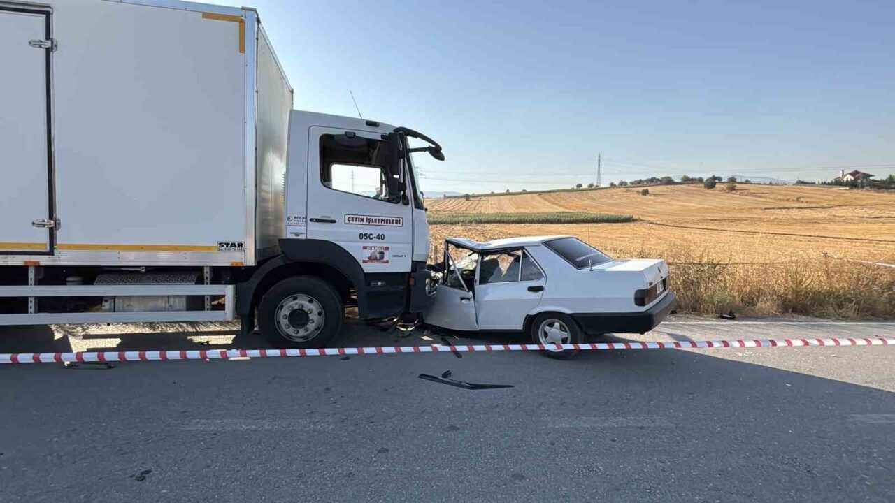 Bolu’da kamyonla çarpışan Fiat Tofaş hurdaya döndü: 1’i ağır 2 yaralı