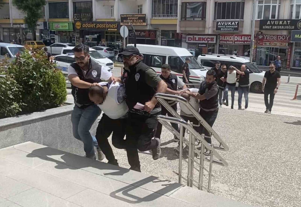 Cesedi gömülü halde bulunan şahsın cinayet zanlıları adliyeye sevk edildi