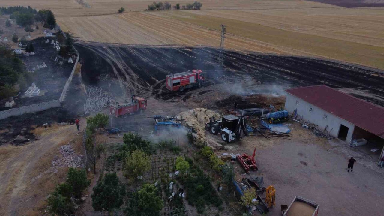 Çorum’da elektrik direğinden çıkan kıvılcım yangına sebep oldu