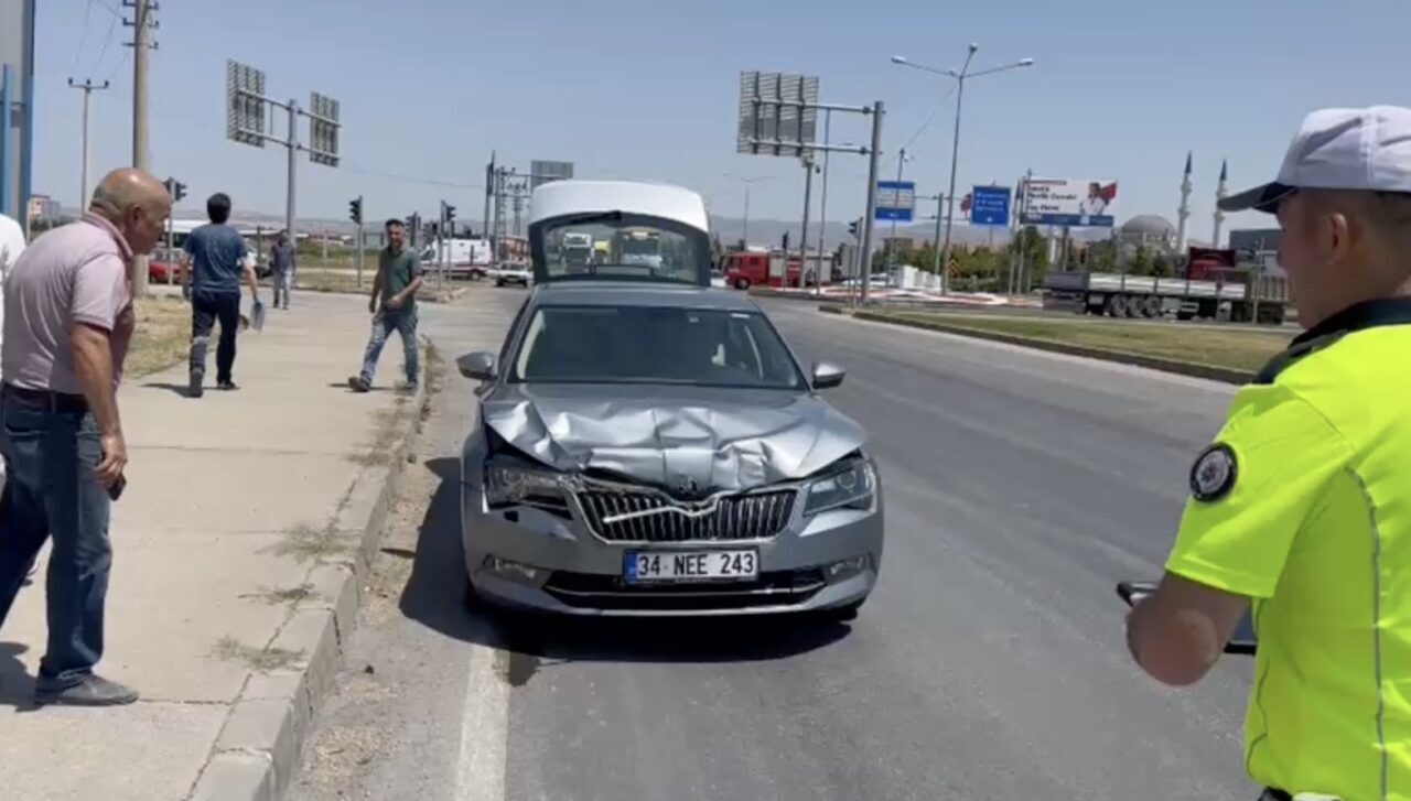 Çorum’da iki otomobil çarpıştı: 3 yaralı