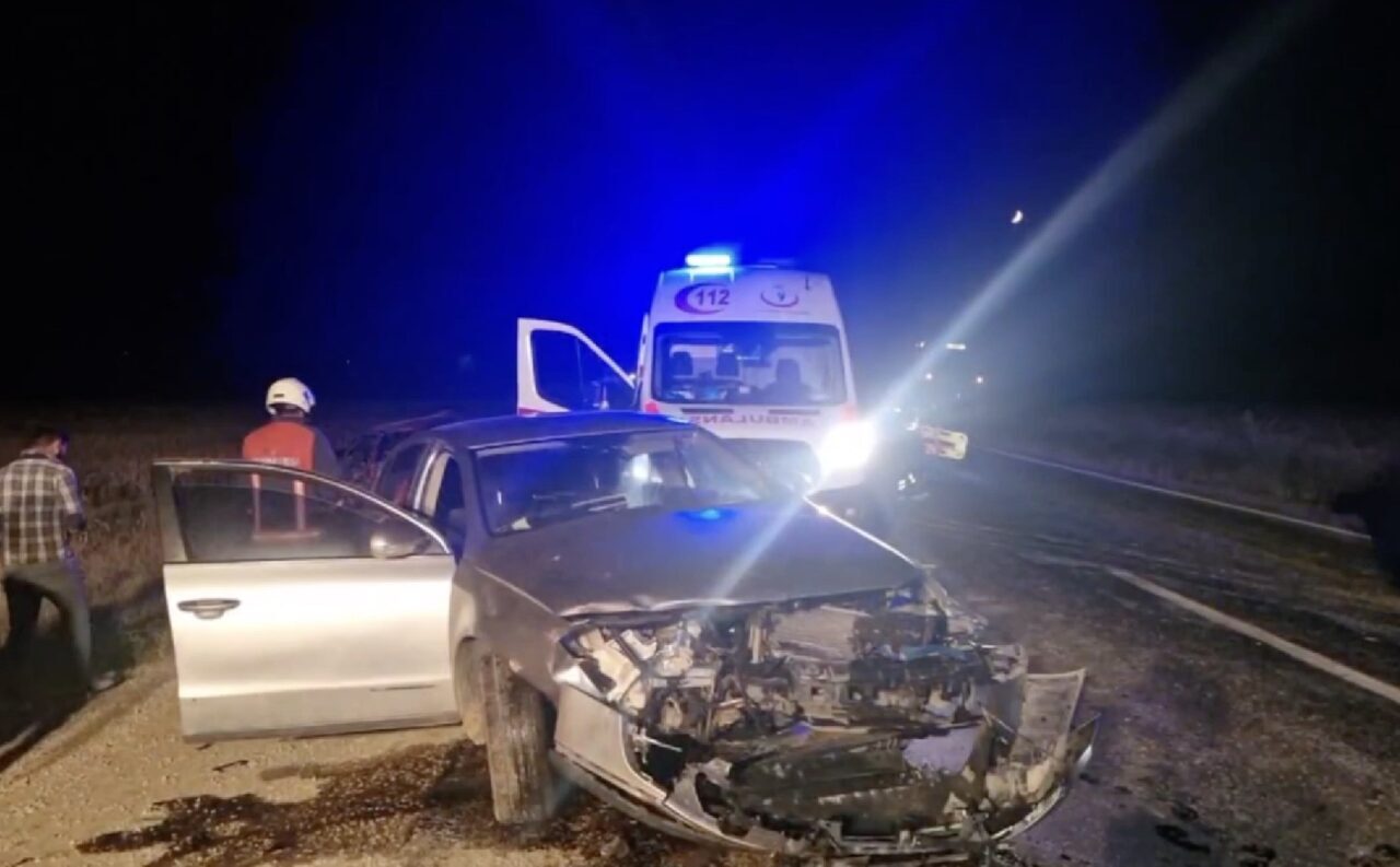 Çorum’da iki otomobil kafa kafaya çarpıştı: 4 yaralı