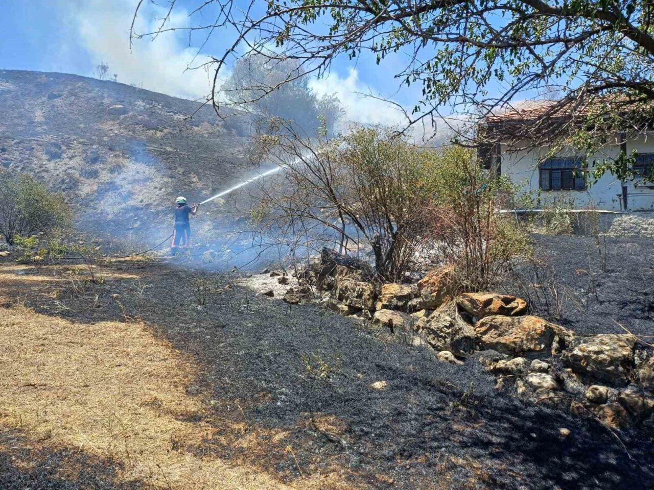 Çorum’da otluk alanda yangın: Evlere sıçramasını itfaiye önledi