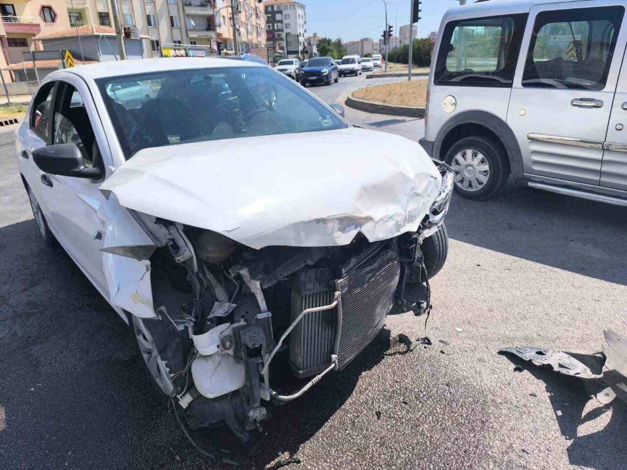 Çorum’da üç aracın karıştığı zincirleme kazada 1’i çocuk 8 kişi yaralandı