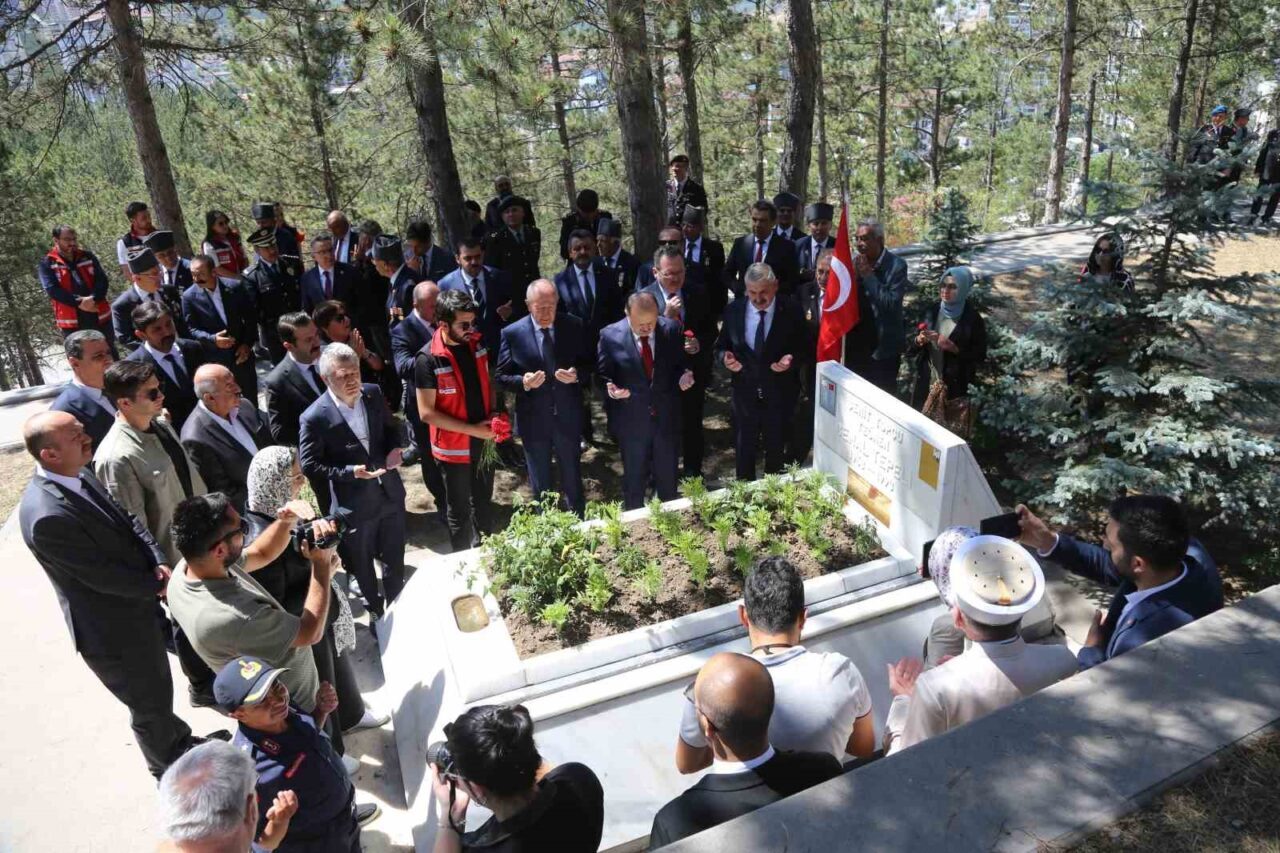 Demokrasi Ve Milli Birlik Günü’nde şehitler dualarla anıldı
