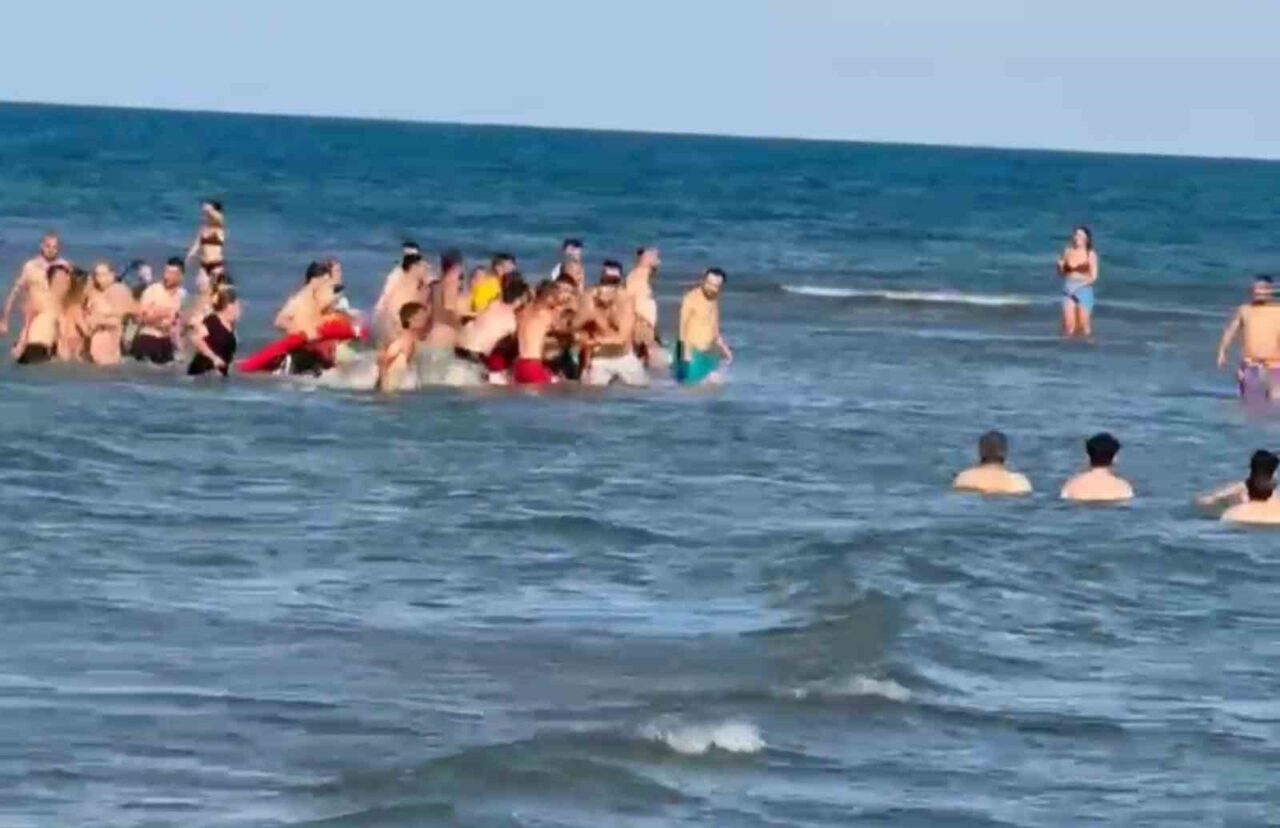 Denize giren aynı aileden 2’si çocuk 3 kişi boğulma tehlikesi geçirerek hastaneye kaldırıldı