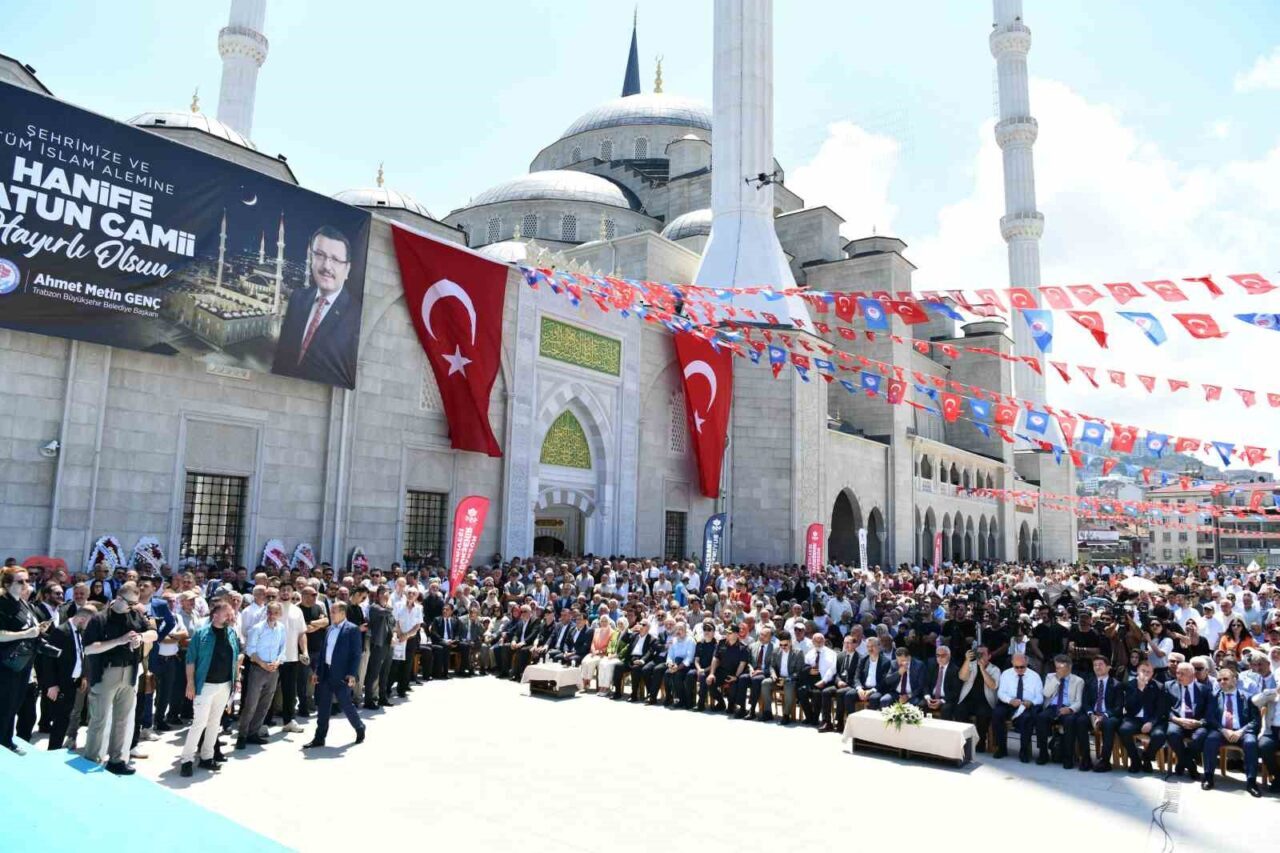 Doğu Karadeniz’in en büyük camisi Hanife Hatun Camii ibadete açıldı