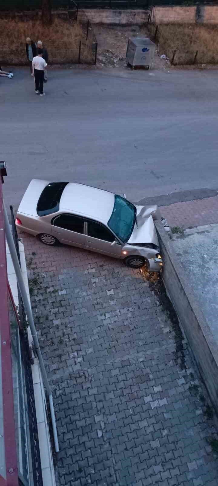 Duvara çarpan otomobilin sürücüsü yaralandı