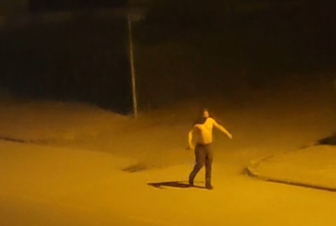 Elinde bıçakla sokak ortasında bağırdı: "Adam olun lan, ben buradayım"