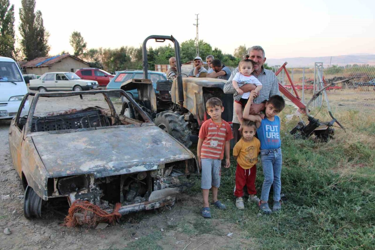 Ev, traktör ve otomobili yanan çift 4 torunuyla yuvasız kaldı