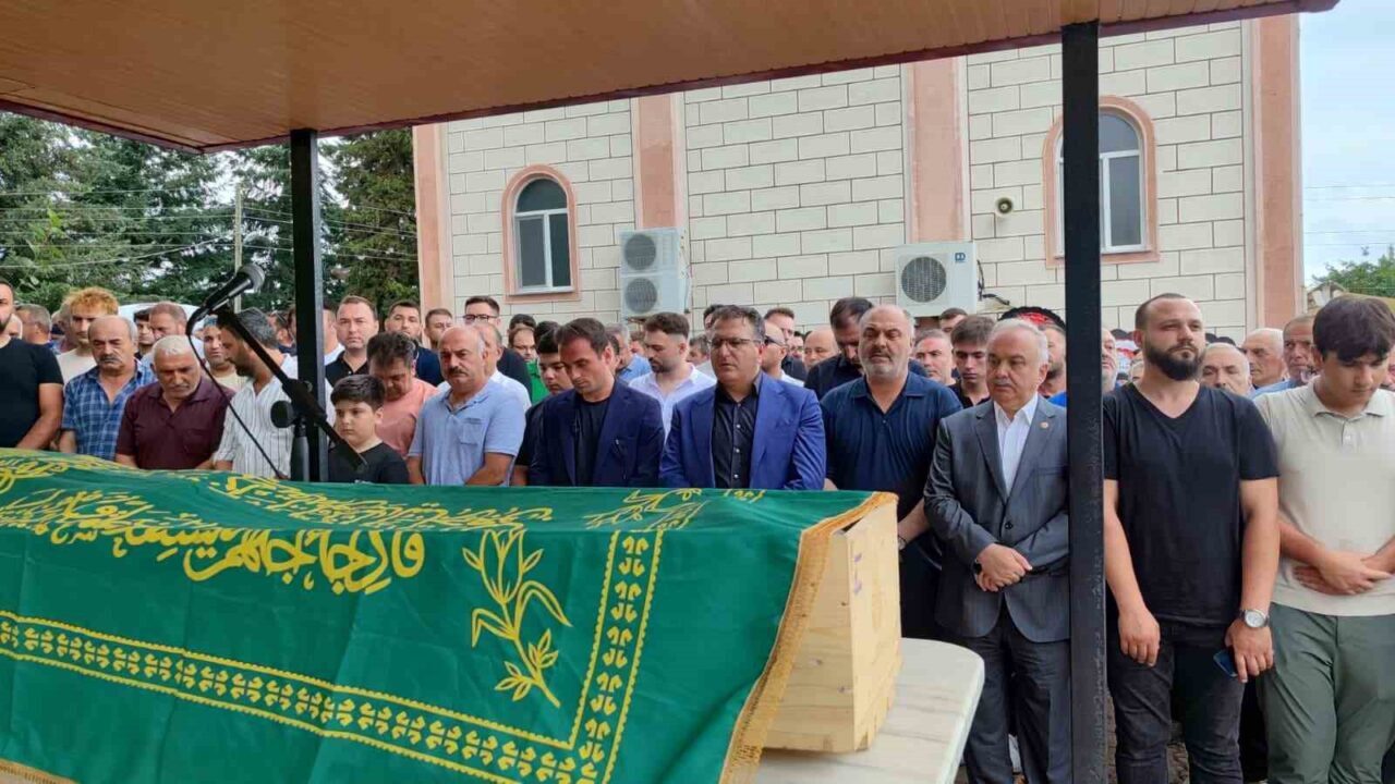 Gazeteci Cem Küçük babasını son yolculuğa uğurladı