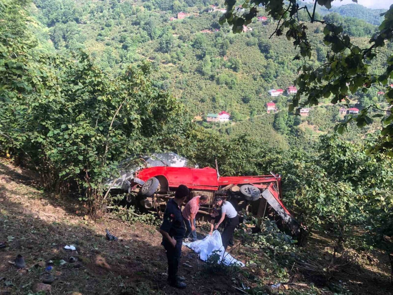 Giresun’da fındık işçilerini taşıyan araç şarampole yuvarlandı: 1 ölü, 9 yaralı