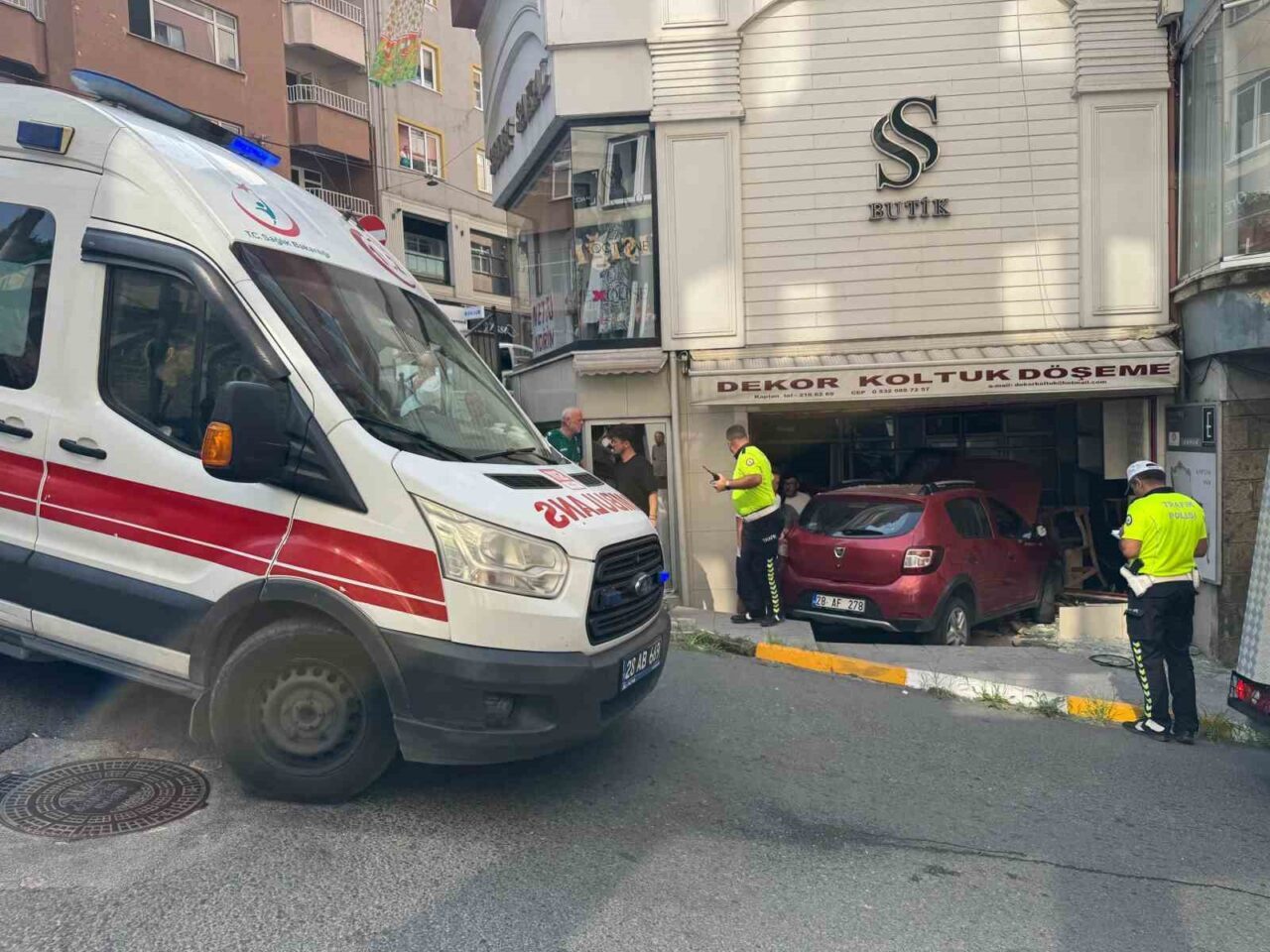 Giresun’da otomobil dükkana girdi: 1 yaralı