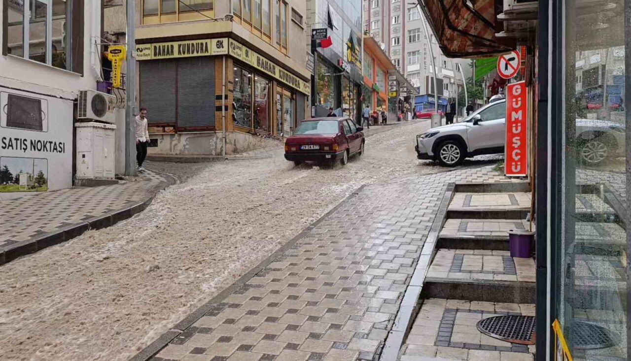 Gümüşhane’de 10 dakika süren sağanak su baskınlarına neden oldu
